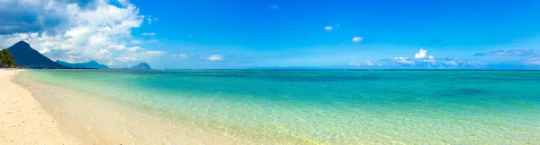 Praia tropical arenosa. Panorama. — Fotografia de Stock
