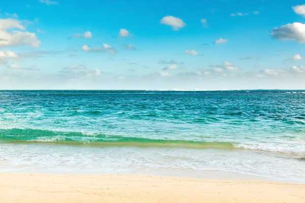 Spiaggia tropicale sabbiosa . — Foto Stock