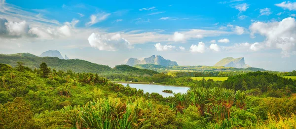 Sicht auf einen See und die Berge. Mauritius. Panorama — Stockfoto