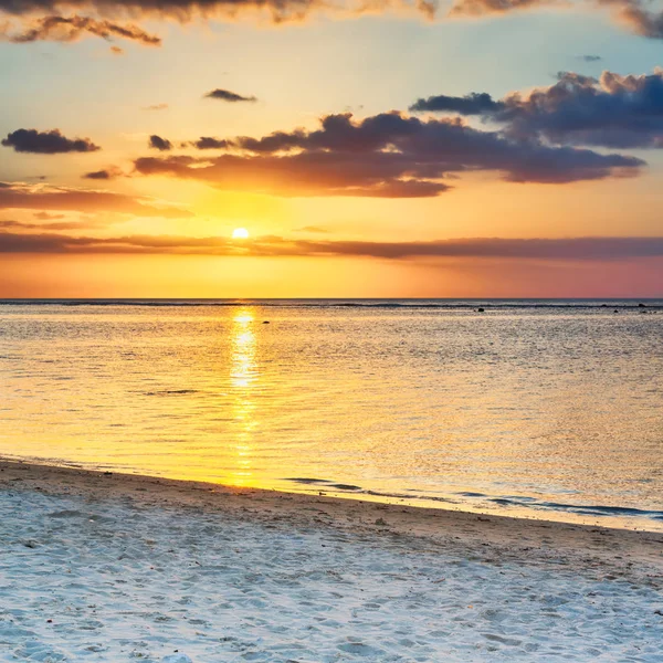 Flic en flac praia ao pôr do sol . — Fotografia de Stock