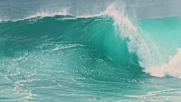 Океанские волны ломаются на береговой линии замедленной съемки — стоковое видео