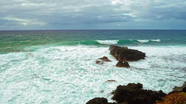 Ocean wave pauze op de rotsachtige kustlijn slow motion — Stockvideo