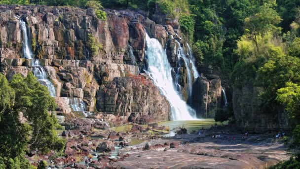 Turister som besöker vackra vattenfall. — Stockvideo