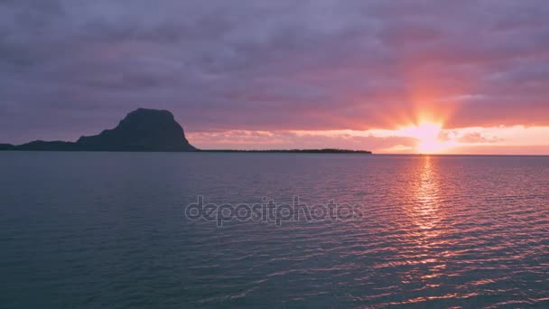 Paradisets klippeøy ved solnedgang – stockvideo