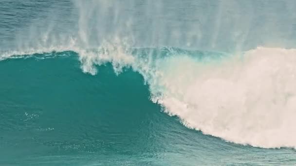 Ocean wave break at the shoreline slow motion — Stock Video