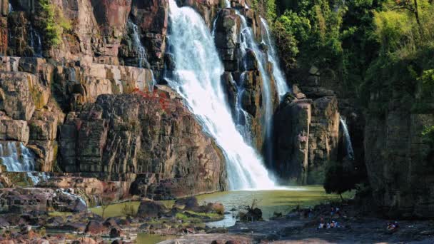 Turister som besöker vackra vattenfall. — Stockvideo