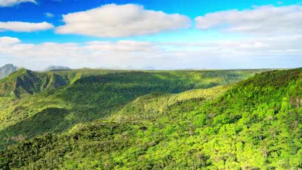 Sombras nubosas sobre colinas cubiertas de selva tropical timelapse — Vídeos de Stock