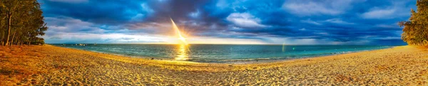 Flic en Flac stranden vid solnedgången. Panorama Ordförande — Stockfoto