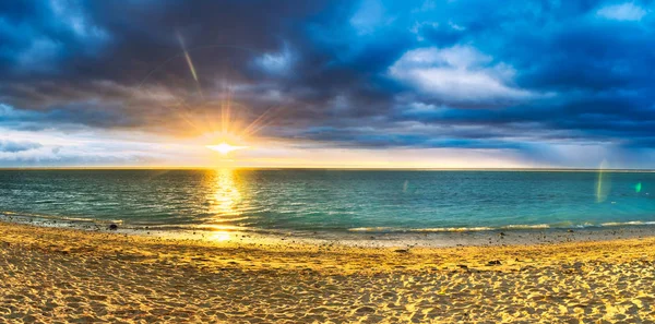 Playa de Flic en Flac al atardecer. Panorama —  Fotos de Stock