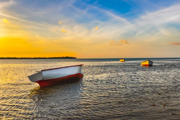 Barco de pesca ao pôr-do-sol — Fotografia de Stock