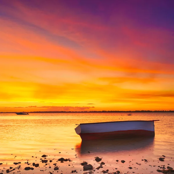 Vissersboot op zonsondergang tijd — Stockfoto