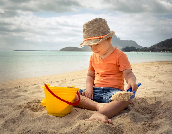 Leuke jongen op het tropische strand — Stockfoto