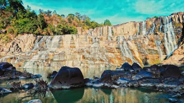 Cascada en las selvas vista panorámica cámara lenta — Vídeos de Stock