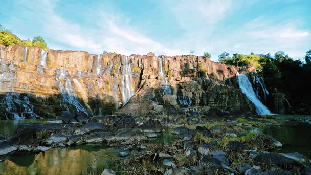 Vodopád v džunglích panorama view Zpomalený pohyb — Stock video