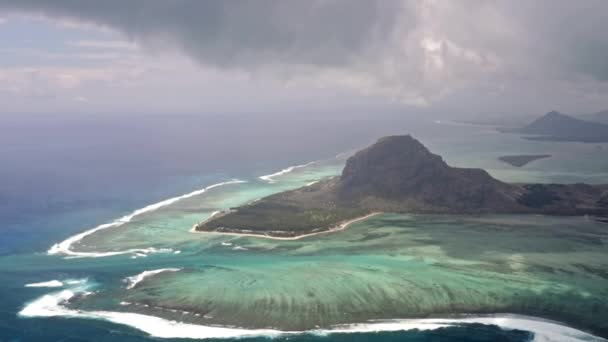 A légi felvétel a vulkáni trópusi sziget — Stock videók