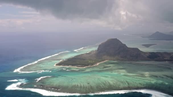 Vista aérea na ilha tropical vulcânica — Vídeo de Stock