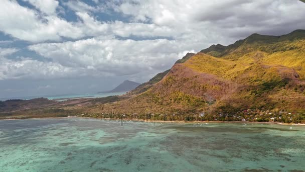 Вид с воздуха на вулканический тропический остров — стоковое видео