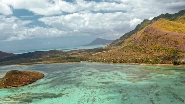 Vista aérea na ilha tropical vulcânica — Vídeo de Stock