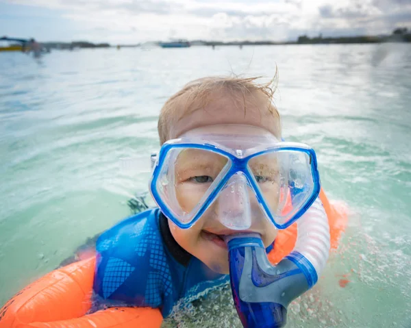Niño con brazaletes, máscara y snorkel —  Fotos de Stock