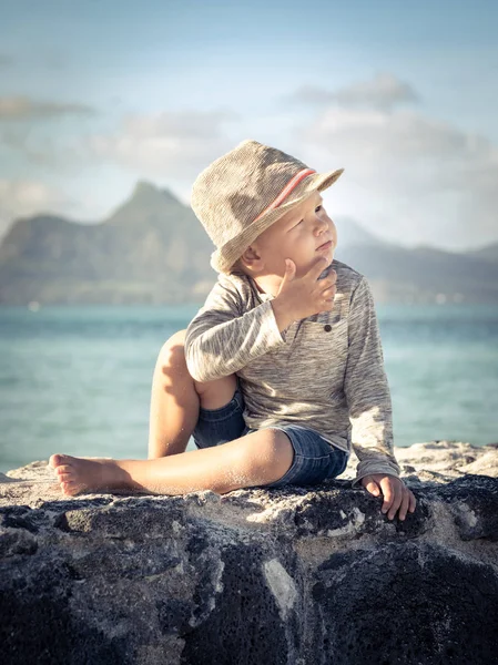 Criança olhando para a distância na praia — Fotografia de Stock