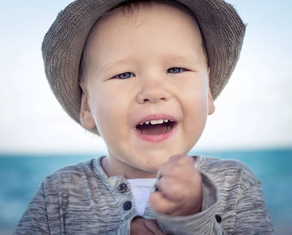 Retrato de un niño feliz —  Fotos de Stock