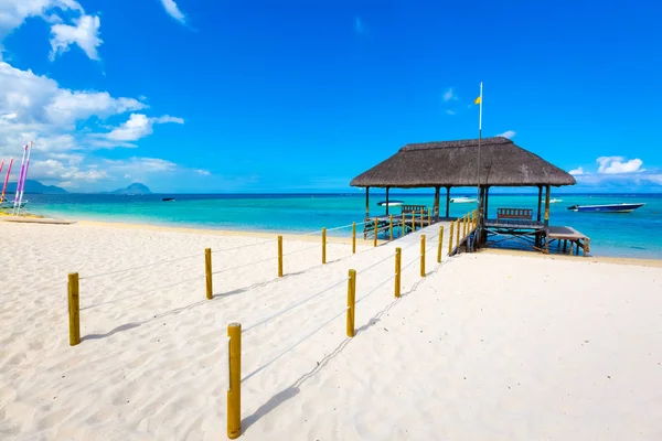 Spiaggia tropicale sabbiosa . — Foto Stock