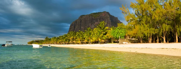 Le Morne Brabant bij zonsondergang. Panorama — Stockfoto