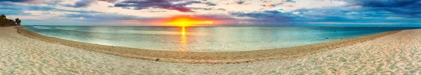 Praia de areia ao pôr do sol. Panorama — Fotografia de Stock