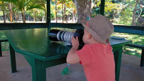 Bel Ombre, Mauricius - Circa listopad/2014: Roztomilý chlapec vyfotí — Stock video