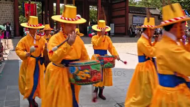 Seoul, Dél-Korea - kb. július/2016: királyi palota őr változó ünnepség — Stock videók