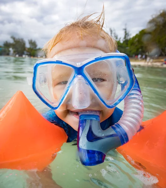 Ragazzo con bracciali, maschera e snorkeling — Foto Stock
