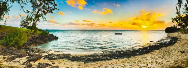 Günbatımı güzel kumsalda. Panorama — Stok fotoğraf