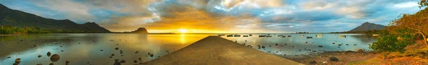 海に沈む夕日。ル モーン ブラバントの背景に。パノラマ — ストック写真
