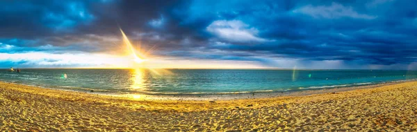 Flic en Flac pláž při západu slunce. Panorama — Stock fotografie