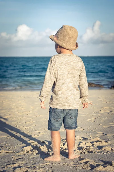 Niño en la orilla del mar —  Fotos de Stock