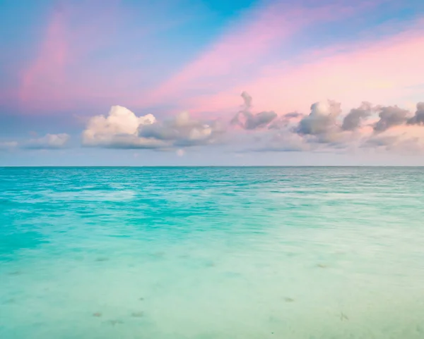 Pointe d'Esny strand bij zonsondergang, Mauritius. — Stockfoto