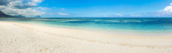 Plage tropicale de sable fin. Panorama. — Photo