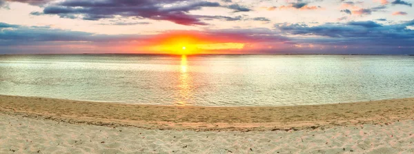 Sandy beach bij zonsondergang. Panorama — Stockfoto