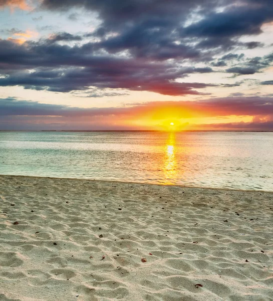 Praia Le Morn ao pôr-do-sol . — Fotografia de Stock