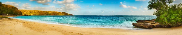 Plage tropicale de sable fin. Panorama — Photo