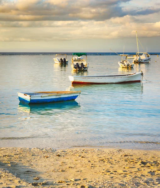 Barcos de pesca al atardecer . —  Fotos de Stock