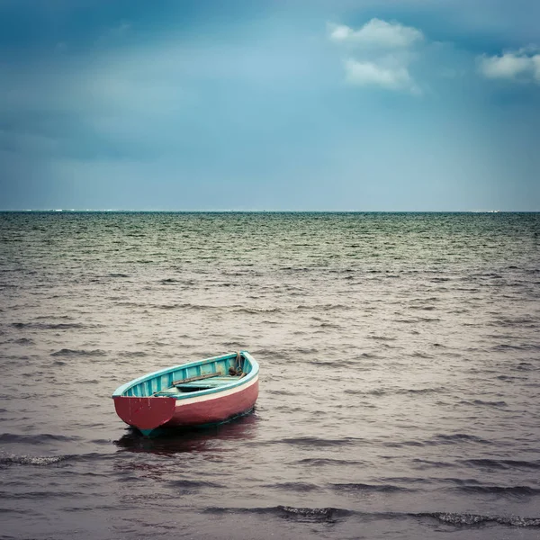 Fischerboot bei Sonnenuntergang. — Stockfoto