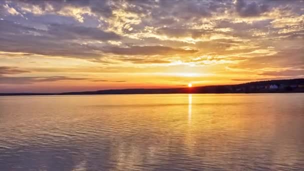 Puesta de sol en el hermoso timelapse lago — Vídeos de Stock