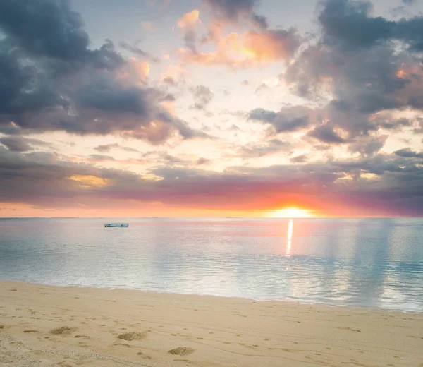 Praia tropical arenosa . — Fotografia de Stock