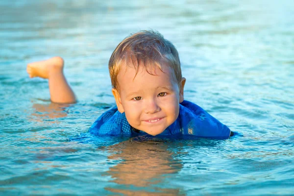Chlapec v moři — Stock fotografie