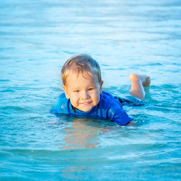 Pojke i ett hav — Stockfoto