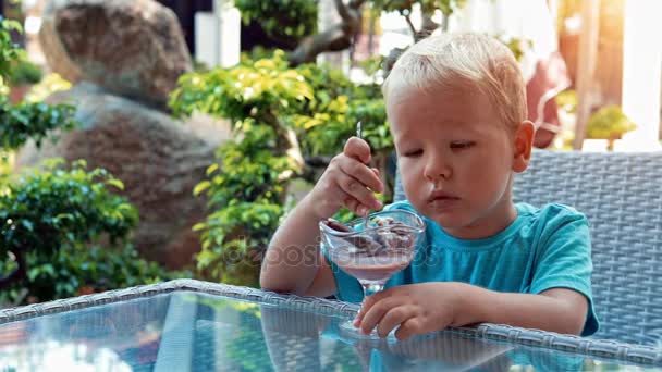 アイスクリームを食べる少年 — ストック動画