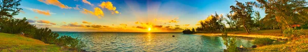 Widok na wybrzeże o zachodzie słońca. Mauritiusie. Panorama — Zdjęcie stockowe