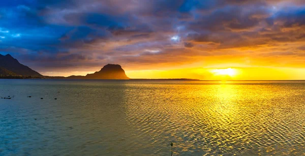 Widok na Le Morne Brabant o zachodzie słońca. Mauritius. Panoramy — Zdjęcie stockowe