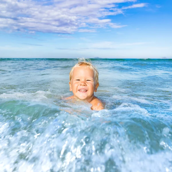 海の中の少年 — ストック写真